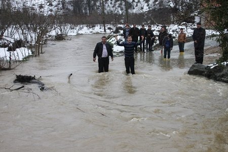 AW296621---SULARIN YÜKSELD??? KÖYDE VATANDA?LAR EVLER?NE ULA?AMIYOR
