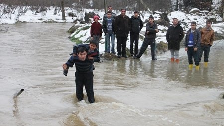 AW296621---SULARIN YÜKSELD??? KÖYDE VATANDA?LAR EVLER?NE ULA?AMIYOR