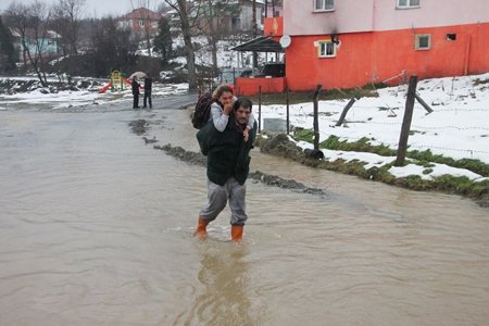 Suların Yükseldiği Köyde Vatandaşlar Evlerine Ulaşamıyor