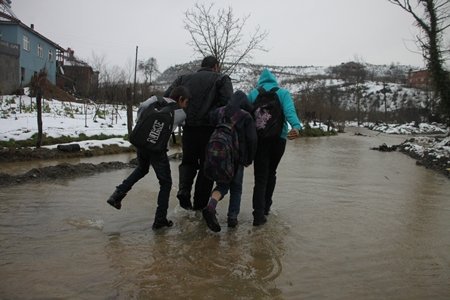 AW296621---SULARIN YÜKSELD??? KÖYDE VATANDA?LAR EVLER?NE ULA?AMIYOR