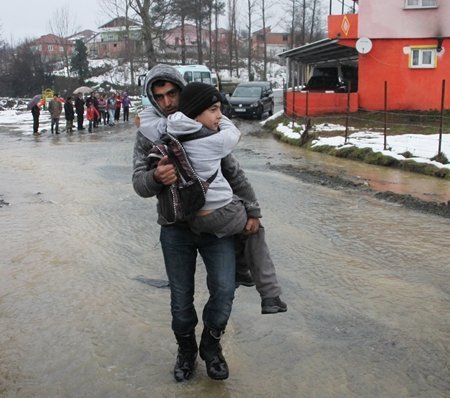 AW296621---SULARIN YÜKSELD??? KÖYDE VATANDA?LAR EVLER?NE ULA?AMIYOR