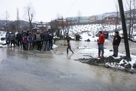 AW296621---SULARIN YÜKSELD??? KÖYDE VATANDA?LAR EVLER?NE ULA?AMIYOR