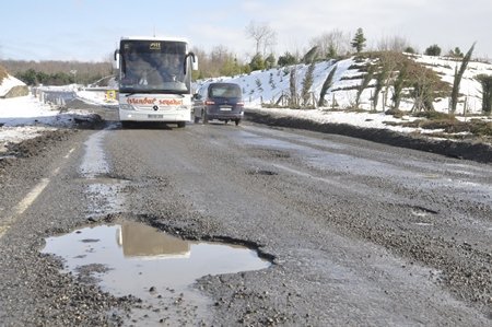 Köstebek Yuvası Gibi Yollar Kazaya Davetiye Çıkarıyor