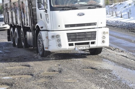 AW296637---KÖSTEBEK YUVASI G?B? YOLLAR KAZAYA DAVET?YE ÇIKARIYOR ZONGULDAK ERE?L? YOLU SÜRÜCÜLER?N KORKULU RÜYASI OLMAYA DEVAM ED?YOR