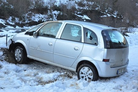ÇUKURDAN KAÇTI, TAKLA ATTI ZONGULDAK BELED?YE MECL?S ÜYES? AL? DANACI, OTOMOB?L?YLE SEY?R HALDEYKEN, ÇUKURA G?RMEMEK ?Ç?N D?REKS?YONU KIRINCA YOL HAK?M?YET?N? KAYBEDEREK ARACIYLA TAKLA ATTI