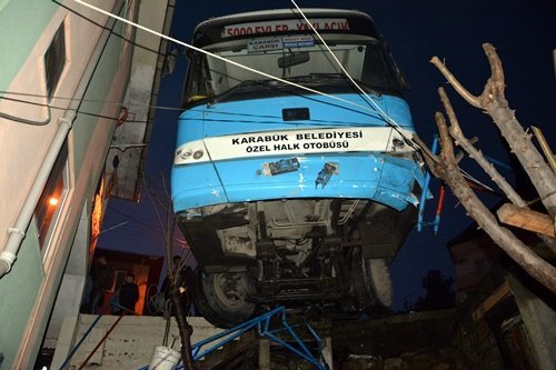 Karabük’te Otomobile Çarpmamak İçin Fren Yapan Halk Otobüsü Asılı Kaldı