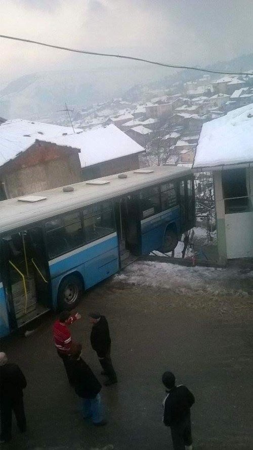 OTOMOB?LE ÇARPMAMAK ?Ç?N FREN YAPAN HALK OTOBÜSÜ ASILI KALDI