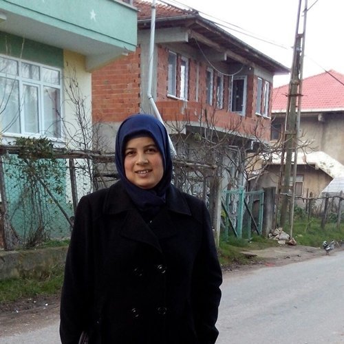 BA?ÖRTÜSÜNÜ KURUTMA MAK?NES?NE KAPTIRDI