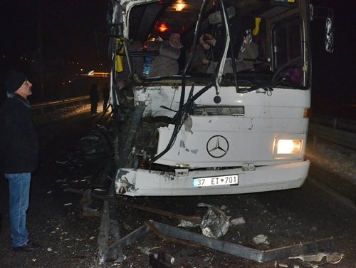 Kastamonu’da İşçileri Taşıyan Otobüs Buzda Kaza Yaptı