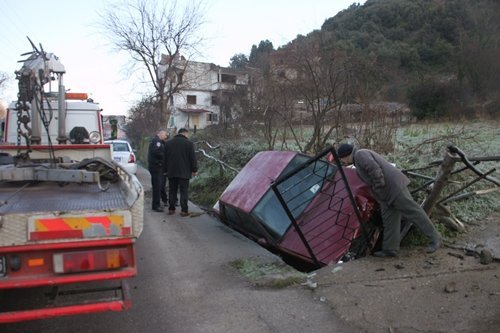 Yoldan Çıkan İki Otomobil Su Kanalına Düştü