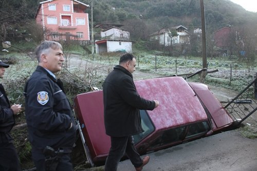YOLDAN ÇIKAN ?K? OTOMOB?L SU KANALINA DÜ?TÜ