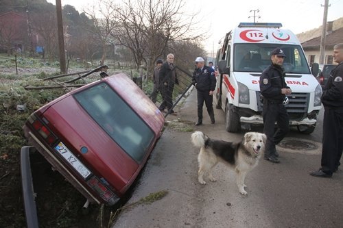 YOLDAN ÇIKAN ?K? OTOMOB?L SU KANALINA DÜ?TÜ