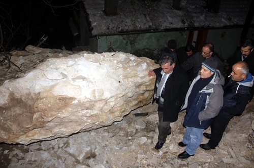 KARABÜK'TE HEYELAN YAMAÇTAN KOPAN DEV KAYALAR YOLU KAPATARAK B?R EVE ZARAR VERD?