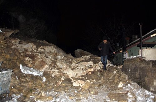 KARABÜK'TE HEYELAN YAMAÇTAN KOPAN DEV KAYALAR YOLU KAPATARAK B?R EVE ZARAR VERD?