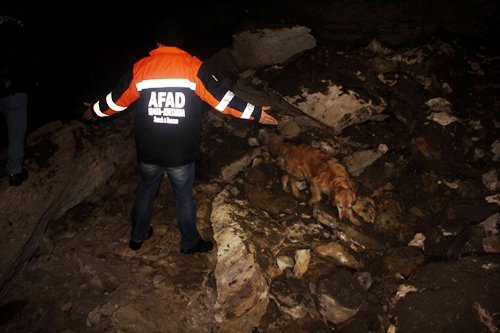 KARABÜK'TE HEYELAN YAMAÇTAN KOPAN DEV KAYALAR YOLU KAPATARAK B?R EVE ZARAR VERD?