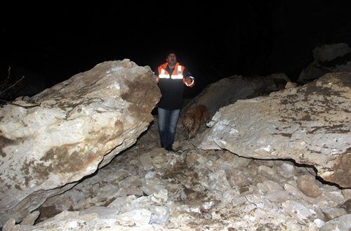 KARABÜK'TE HEYELAN YAMAÇTAN KOPAN DEV KAYALAR YOLU KAPATARAK B?R EVE ZARAR VERD?