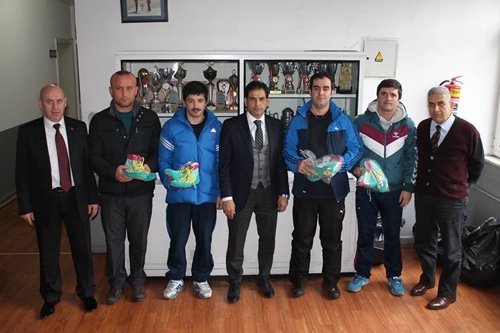 Akdeniz; Sporculara Ayakkabı Hediye Etti