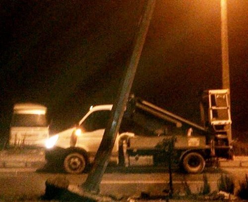 Otomobil Elektrik Direğine Çarptı: 1 Yaralı