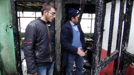 (ÖZEL HABER) ALEVLER?N ARASINDA CAN PAZARI BARTIN'DA B?R EVDE ÇIKAN YANGINDA, ?ÇER?DE BULUNAN 3 KARDE? YANDAK? ÇATIYA GEÇEREK KURTULDU