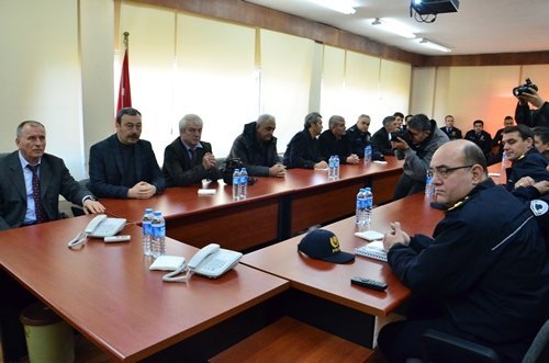 MADEN KAZALARINA KAR?I ?REFLEKS PLANI? ZONGULDAK EMN?YET?, B?R KAZA ANINDA ÖZEL MADEN OCAKLARINA ULA?IMIN EN KISA SÜREDE SA?LANMASI ?Ç?N AC?L EYLEM PLANI HAZIRLADI TTK ?LE ORTAKLA?A YAPILAN PLAN SAYES?NDE OLASI FAC?ALARDA AC?L MÜDAHALE T?MLER?N?N HIZLI ?EK?LDE BÖLGEYE ULA?MASI HEDEFLEN?YOR