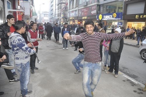 SOKAK ORTASINDA DÖKTÜRE DÖKTÜRE OYNADILAR