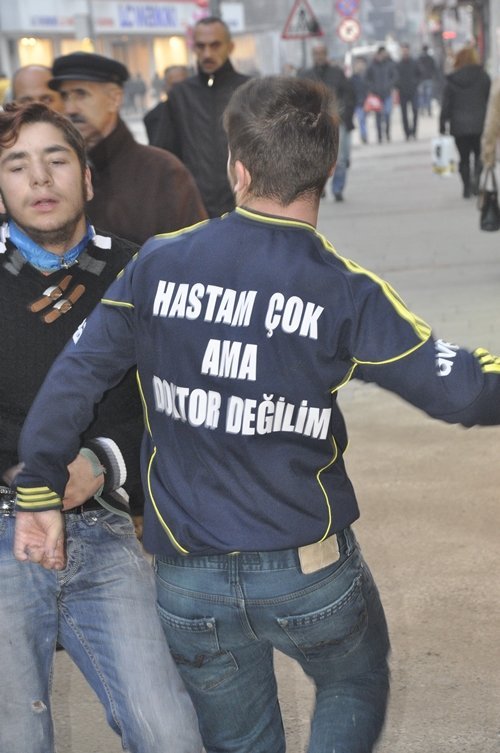 SOKAK ORTASINDA DÖKTÜRE DÖKTÜRE OYNADILAR