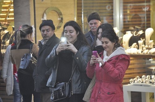 SOKAK ORTASINDA DÖKTÜRE DÖKTÜRE OYNADILAR