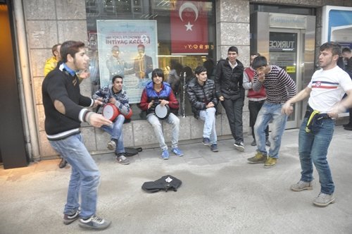 Sokak Ortasında Döktüre Döktüre Oynadılar (Görüntülü)