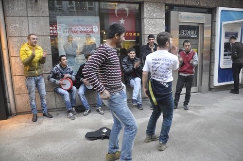 SOKAK ORTASINDA DÖKTÜRE DÖKTÜRE OYNADILAR