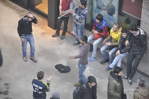 SOKAK ORTASINDA DÖKTÜRE DÖKTÜRE OYNADILAR