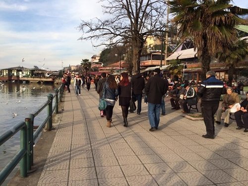 SICAK HAVAYI FIRSAT BİLEN ZONGULDAKLILAR SOLUĞU DENİZ KENARINDA ALDI (GÖRÜNTÜLÜ)