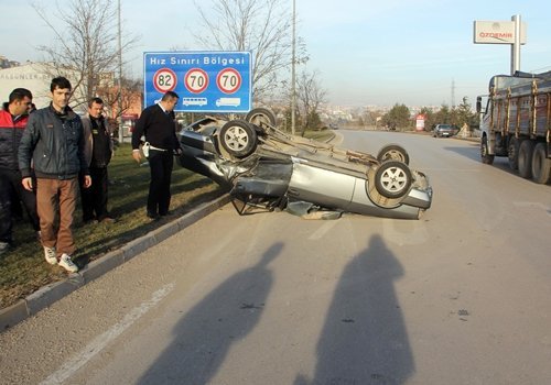 KARABÜK'TE TRAF?K KAZASI: 3 YARALI KIRMIZI I?IKTA GEÇEN OTOMOB?L BA?KA ARACA ÇARPARAK TAKLA ATTI KAZA ANI GÜVENL?K KAMERASINA SAN?YE SAN?YE YANSIDI