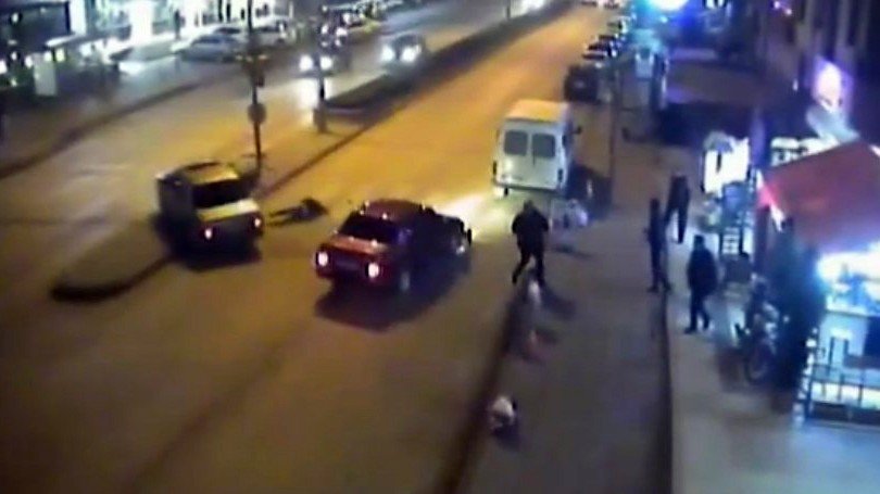 EMNİYET KEMERİ TAKILI OLMAYAN YOLCU, YOLA FIRLADI