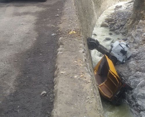 TIR DEREYE UÇTU: 1 YARALI