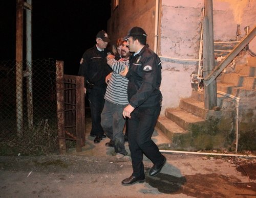 KARAKOLA G?TMEMEK ?Ç?N POL?SE BIÇAKLA D?REND? ANNE, BABA VE ÇOCUKLARI ARASINDAK? BACA KAVGASI KARAKOLDA B?TT?
