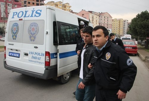 KARAKOLA G?TMEMEK ?Ç?N POL?SE BIÇAKLA D?REND? ANNE, BABA VE ÇOCUKLARI ARASINDAK? BACA KAVGASI KARAKOLDA B?TT?