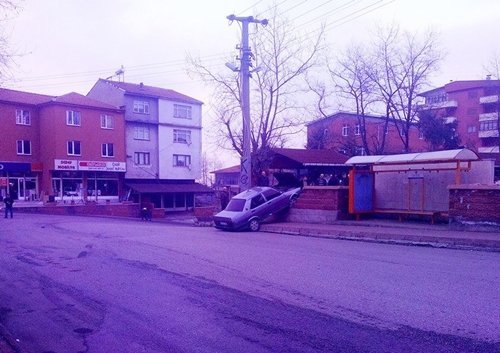 OTOMOB?L DÜZ DUVARA TIRMANDI