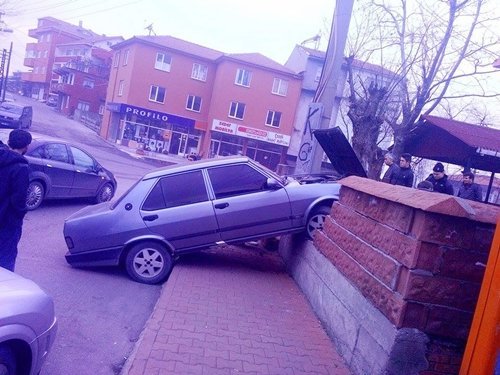 OTOMOB?L DÜZ DUVARA TIRMANDI