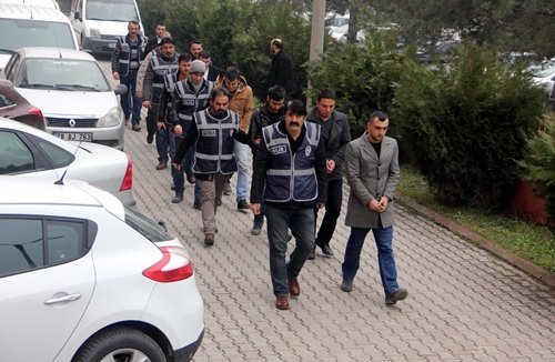 ?HALEY? KAZANAN TARAFA SALDIRDILAR: 4 YARALI SOPALARLA ?HALEY? KAZANAN TARAFA YAPILAN SALDIRI ANI GÜVENL?K KAMERALARINA YANSIDI