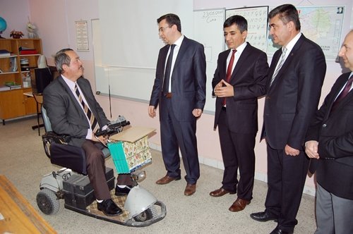 (ÖZEL HABER) ENGELL? Ö?RETMEN, Ö?RENC?LER?NE KARNELER?N? DA?ITTI