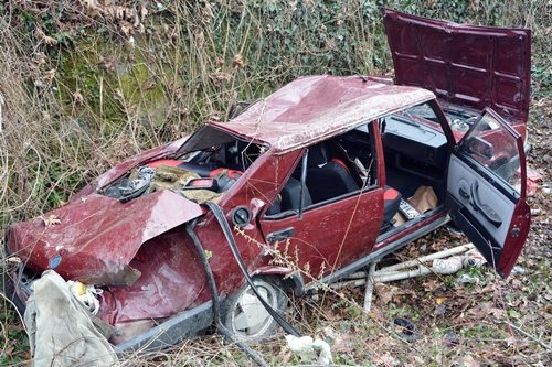OTOMOB?L TARLAYA UÇTU: 4 YARALI