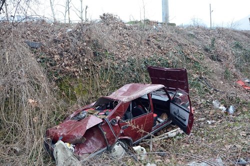 OTOMOB?L TARLAYA UÇTU: 4 YARALI