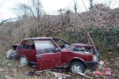 OTOMOB?L TARLAYA UÇTU: 4 YARALI
