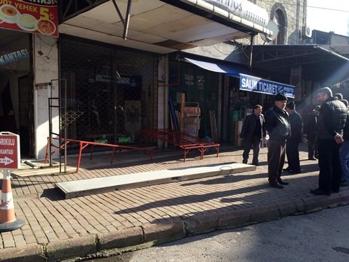 YA?LI ADAMIN ÜZER?NE TABELA DÜ?TÜ