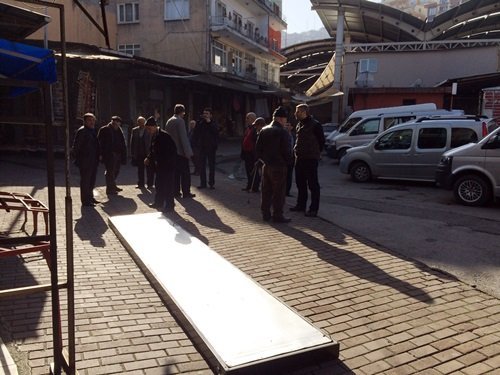 YA?LI ADAMIN ÜZER?NE TABELA DÜ?TÜ