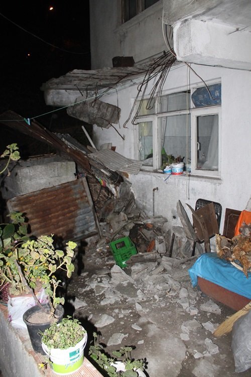 BALKON ÜZER?NE ÇÖKTÜ