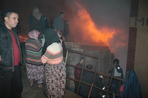KÖMÜRLÜKTE ÇIKAN YANGIN ?Ç?N MAHALLEL? SEFERBER OLDU