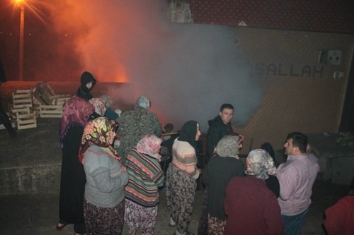 KÖMÜRLÜKTE ÇIKAN YANGIN ?Ç?N MAHALLEL? SEFERBER OLDU