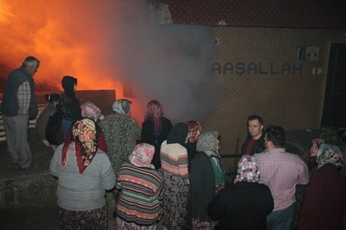 KÖMÜRLÜKTE ÇIKAN YANGIN ?Ç?N MAHALLEL? SEFERBER OLDU
