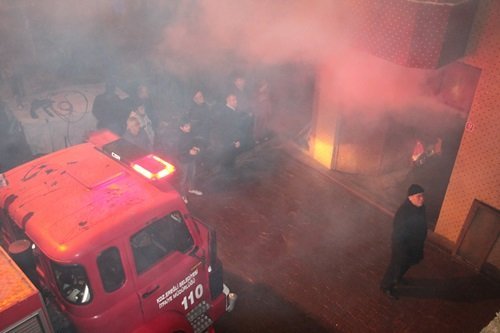 KÖMÜRLÜKTE ÇIKAN YANGIN İÇİN MAHALLELİ SEFERBER OLDU